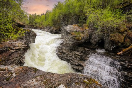 Téléchargez les photos : La cascade de Slettafossen est une cascade de la rivière Rauma située à Romsdalen, Moere et Romsdal, en Norvège. - en image libre de droit