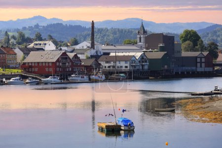 Téléchargez les photos : Port dans la petite ville norvégienne Levanger situé dans le comté de Troendelag au fjord de Trondheim - en image libre de droit