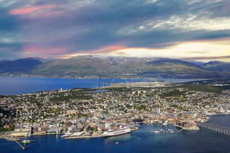 Foto de Vista aérea de la ciudad Tromsoe que se encuentra al norte y es la ciudad más grande del norte de Noruega. - Imagen libre de derechos