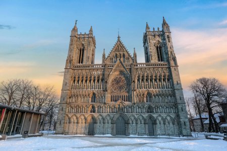 Téléchargez les photos : Vue de la cathédrale Nidarosdomen à Trondheim en hiver - en image libre de droit