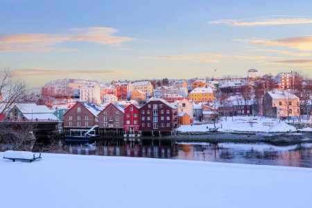 Téléchargez les photos : Vue sur la rivière Nidelva et le quartier résidentiel Bakklandet dans la ville norvégienne Trondheim en hiver - en image libre de droit