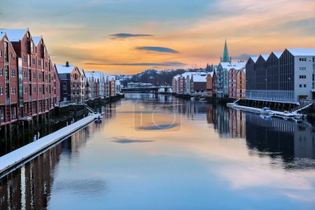 Téléchargez les photos : Vue sur la rivière Nidelva et les bâtiments historiques en bois le long de la rivière dans la ville norvégienne de Trondheim en hiver - en image libre de droit