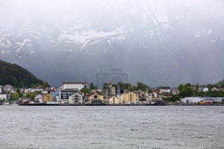 Téléchargez les photos : La ville norvégienne Aandalsnes est située à l'embouchure de la rivière Rauma et sur les rives du Romsdalsfjord. - en image libre de droit