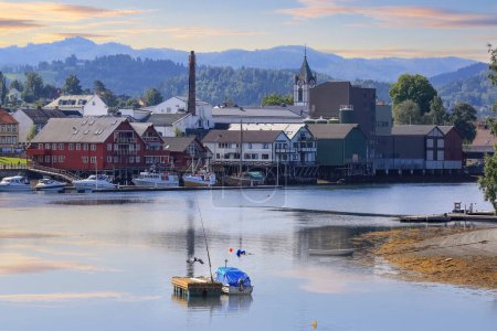 Téléchargez les photos : Port dans la petite ville norvégienne Levanger situé dans le comté de Troendelag au fjord de Trondheim - en image libre de droit