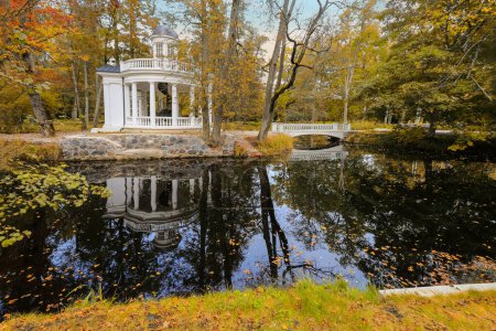Foto de Otoño en el parque Kemeri situado en Letonia, cerca de la capital Riga. Vista del Islote de Amor y Rotonda reflejada en el estanque - Imagen libre de derechos