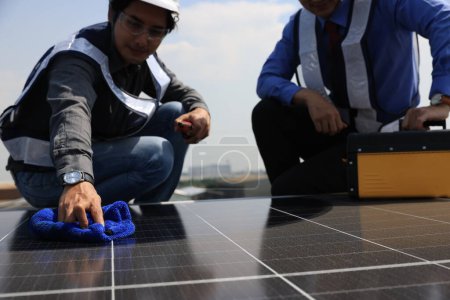 Foto de Técnico solar limpiando el panel solar, concepto de energía verde y renovable - Imagen libre de derechos