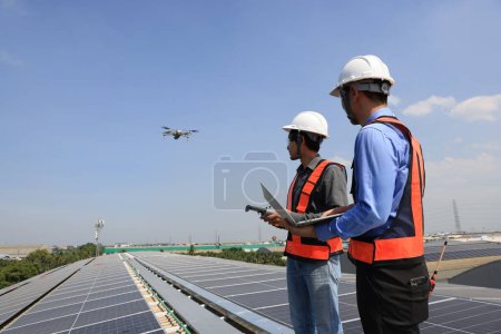 Téléchargez les photos : Équipe d'ingénieurs solaires préparer drone pour voler enquête et vérifier l'état d'avancement du projet, énergie solaire verte réutilisable - en image libre de droit