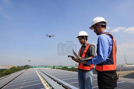 Foto de Equipo de ingenieros solares preparan dron para volar encuesta y comprobar el progreso del proyecto, energía reutilizable verde solar - Imagen libre de derechos