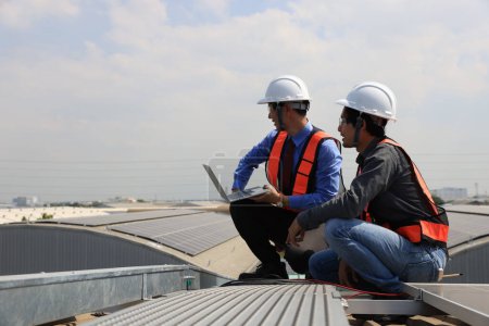Foto de Equipo de ingenieros solares preparan dron para volar encuesta y comprobar el progreso del proyecto, energía reutilizable verde solar - Imagen libre de derechos