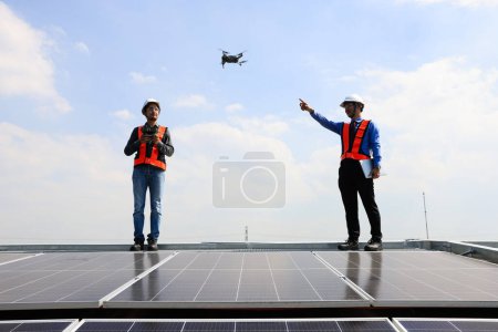 Téléchargez les photos : Équipe d'ingénieurs solaires préparer drone pour voler enquête et vérifier l'état d'avancement du projet, énergie solaire verte réutilisable - en image libre de droit
