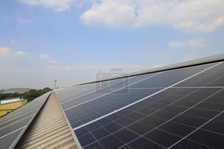 Foto de Vista aérea, montaje de panel solar en techo industrial, electricidad ecológica. Concepto de producción de energías renovables. - Imagen libre de derechos