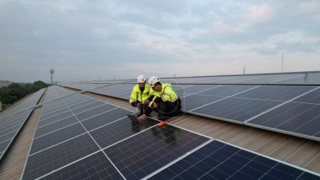 Foto de Vista aérea, paneles solares de servicio de ingeniería solar en el techo del edificio industrial, electricidad ecológica. Concepto de producción de energías renovables - Imagen libre de derechos