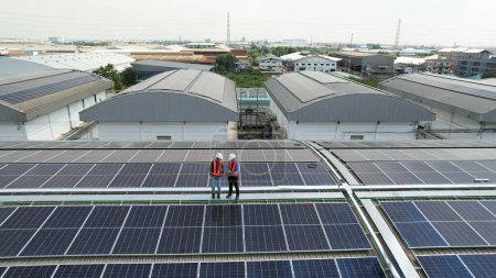 Foto de Aerial view, Solar engineer service solar panels on industrial building roof, ecological electricity. Production of renewable energy concept - Imagen libre de derechos