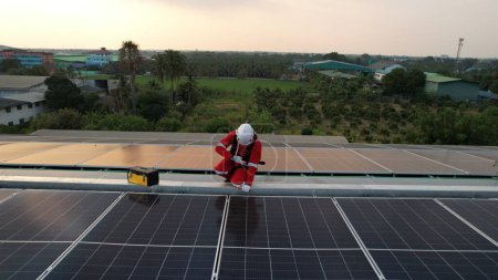 Foto de Aerial view, Solar engineer service solar panels on industrial building roof, ecological electricity. Production of renewable energy concept - Imagen libre de derechos