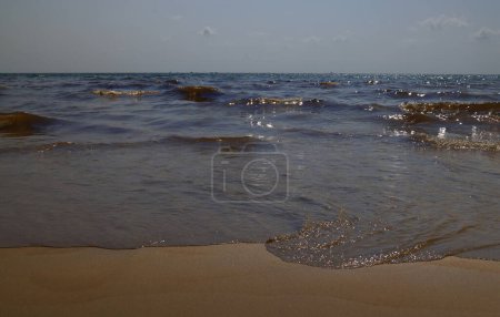 Foto de El mar y la playa están contaminados con petróleo. Un derrame de petróleo crudo en la arena de una playa de la ciudad - Imagen libre de derechos