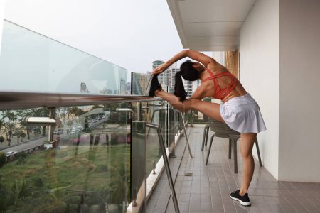 Téléchargez les photos : Jeune femme pratiquant le yoga dans la salle de gym - en image libre de droit