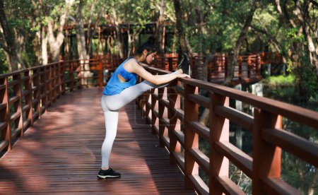 Téléchargez les photos : Jeune fille saine exercice Yoga dans le jardin le matin, mode de vie sain - en image libre de droit