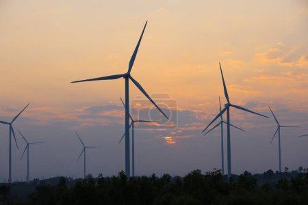 Silhouette-Windrad oder Windkraftanlage gegen Sonnenaufgang, Öko-grüne Energie, erneuerbare Energien.