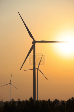 Windpark Silhouette vor Sonnenaufgang, Nachhaltige und erneuerbare Energien