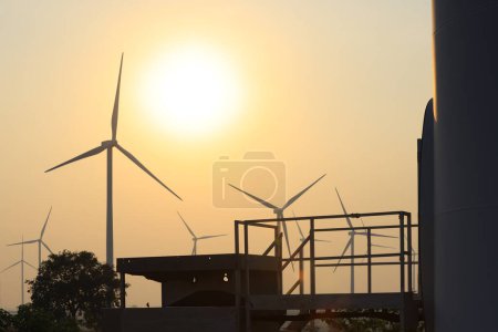 Foto de Parque eólico Silhouette contra el amanecer, Energía renovable y sostenible - Imagen libre de derechos