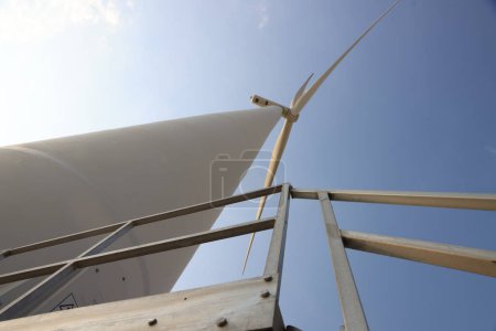 Blick nach oben auf Windkraftanlage, nachhaltiges Energiekonzept