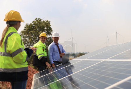 Foto de Chief engineer with engineer team discussing at Solar panel, sustainable energy concept - Imagen libre de derechos