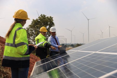 Foto de Ingeniero jefe con equipo de ingenieros discutiendo en el panel solar, concepto de energía sostenible - Imagen libre de derechos