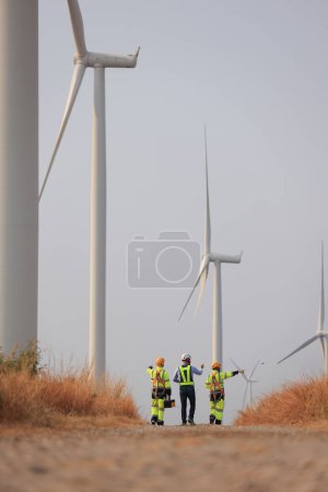 Téléchargez les photos : Gestionnaire et technicien d'éoliennes audit de travail, service ou maintenance, concept d'énergie verte et renouvelable - en image libre de droit
