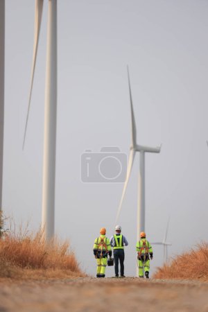 Foto de Gerente de turbinas eólicas y técnico de auditoría de trabajo, servicio o mantenimiento, concepto de energía verde y renovable - Imagen libre de derechos