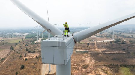 Téléchargez les photos : Ingénieur en éoliennes : Top of Wind Turbines, service d'entretien, énergie verte - en image libre de droit