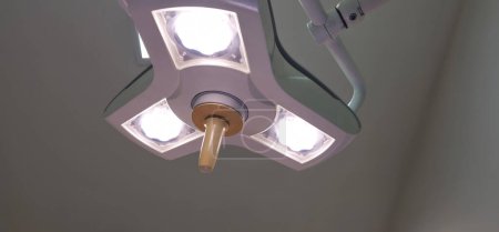 Foto de Una luz quirúrgica en un quirófano en el hospital. - Imagen libre de derechos