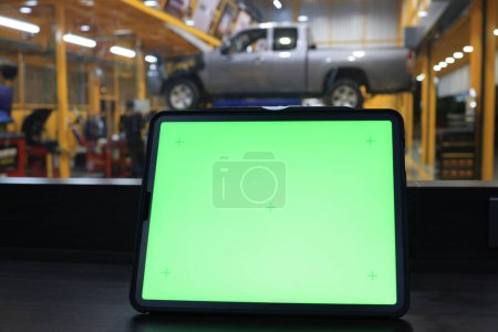 Téléchargez les photos : Écran vert sur ordinateur portable contre garage, espace de travail écran vert avec service d'entretien de voiture en arrière-plan - en image libre de droit