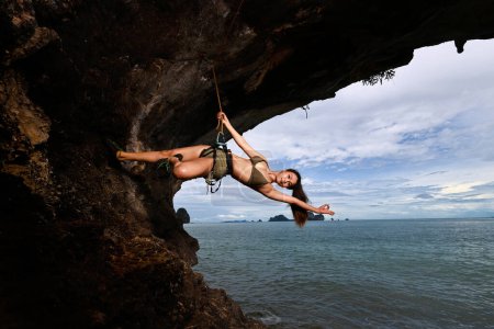 Foto de Asambleísta femenino de Asia o escalador de montaña practican escalador en cueva. Yoga en cueva - Imagen libre de derechos