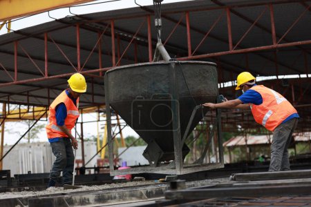 Trabajo de construcción o trabajador hacer proceso de fundición de hormigón