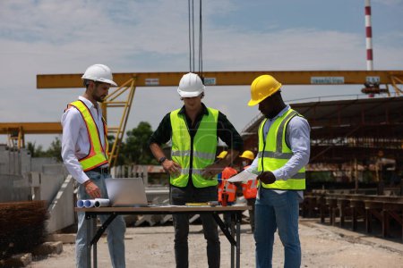 Ingeniero civil y equipo constructor de construcción trabajando juntos en fábrica prefabricada 