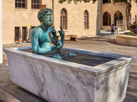 Téléchargez les photos : Haïfa, Israël - 23 février 2019 : Archimède assis dans la salle de bain avec la couronne dans les mains. - en image libre de droit
