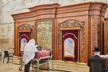 Téléchargez les photos : Jérusalem, Israël - 15 novembre 2022 : Salle de prière. A gauche du Mur des lamentations avec les saints se trouve l'Arche de l'Alliance à Jérusalem. - en image libre de droit