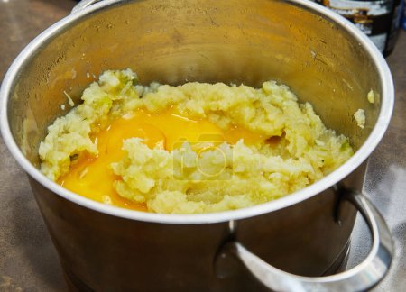 Téléchargez les photos : Œuf dans la casserole avant cuisson sur cuisinière à gaz. - en image libre de droit