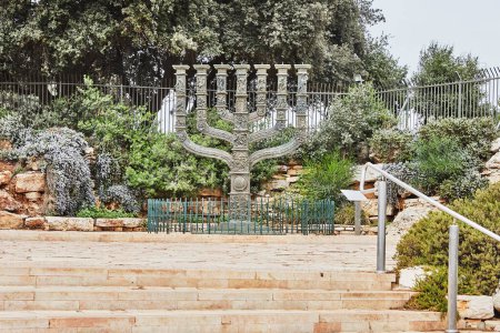 Téléchargez les photos : Belle sculpture en bronze de la Menorah, offerte à Israël par le Parlement du Royaume-Uni, est située en face de l'entrée du bâtiment du Parlement israélien à Jérusalem. - en image libre de droit