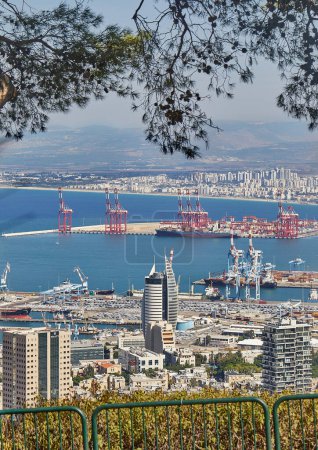 Foto de Haifa, Israel - 22 de octubre de 2023: Puerto marítimo en la ciudad de Haifa, panorama del puerto y los edificios de la ciudad sobre el fondo de un cielo azul con nubes. - Imagen libre de derechos