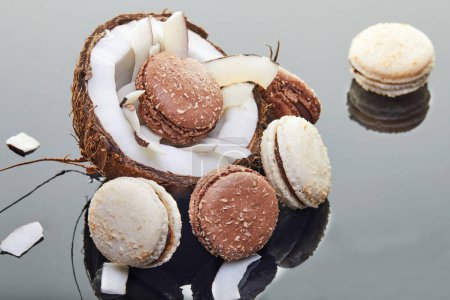 Nahaufnahme von zwei Kokosmakaronen mit Flocken auf grauem Hintergrund. Gut beleuchtet mit leuchtenden Farben, ideal für Food-Blogs, Rezeptseiten und soziale Medien. Leckeres und verführerisches Vergnügen für Kokosnussliebhaber.