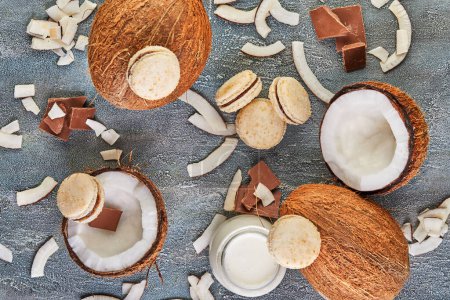 Primer plano de dos macarrones de coco con copos sobre fondo gris. Bien iluminado con colores vibrantes, ideal para blogs de alimentos, sitios de recetas y redes sociales. Delicioso y tentador regalo para los amantes del coco.
