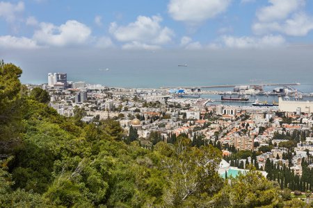 Foto de Puerto marítimo en la ciudad de Haifa, panorama del puerto y edificios de la ciudad sobre el fondo de un cielo azul con nubes. - Imagen libre de derechos