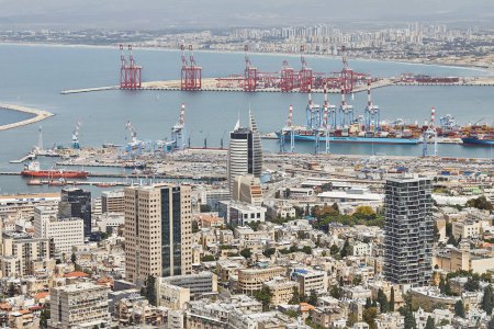 Foto de Puerto marítimo en la ciudad de Haifa, panorama del puerto y edificios de la ciudad sobre el fondo de un cielo azul con nubes. - Imagen libre de derechos