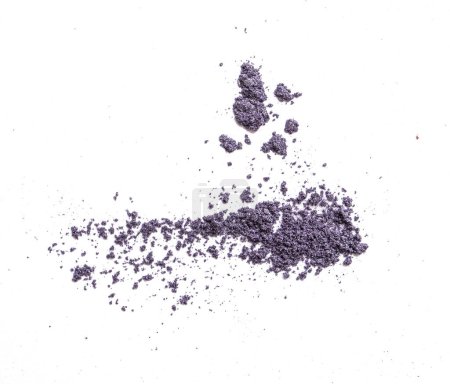Foto de Colorante de alimentos en polvo de brillo púrpura aislado sobre fondo blanco - Imagen libre de derechos
