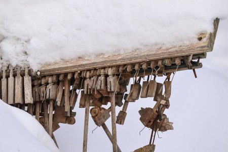 Piano partes internas, martillos de piano de madera al aire libre cubierto de nieve de invierno blanco y esponjoso durante el día