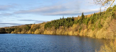 Téléchargez les photos : Hauts niveaux d'eau en hiver 2024 au Swinsty Reservoir, Harrogate, North Yorkshire, Royaume-Uni - en image libre de droit