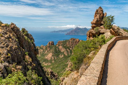 Foto de Hermoso paisaje marino con las formaciones rocosas escenográficas conocidas como Calanques de Piana. Corse, Francia. - Imagen libre de derechos