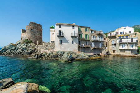 Téléchargez les photos : Le pittoresque village d'Erbalunga par un matin d'été, à Cap Corse, Corse, France. - en image libre de droit
