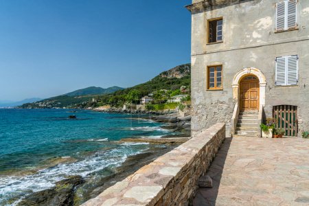 Téléchargez les photos : Le pittoresque village d'Erbalunga par un matin d'été, à Cap Corse, Corse, France. - en image libre de droit